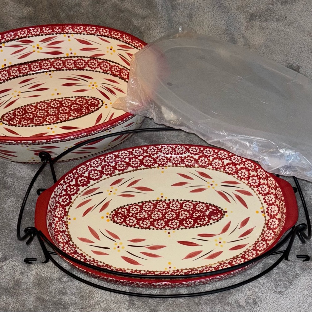 Cranberry Red 1 Qt. Round Casserole dish with a ceramic top and a metal rack